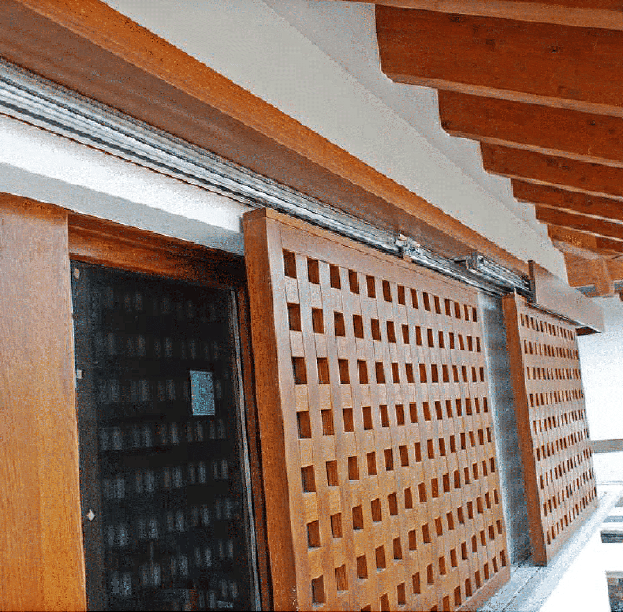Foto di oscurante in legno automatico della Living srl Living serramenti