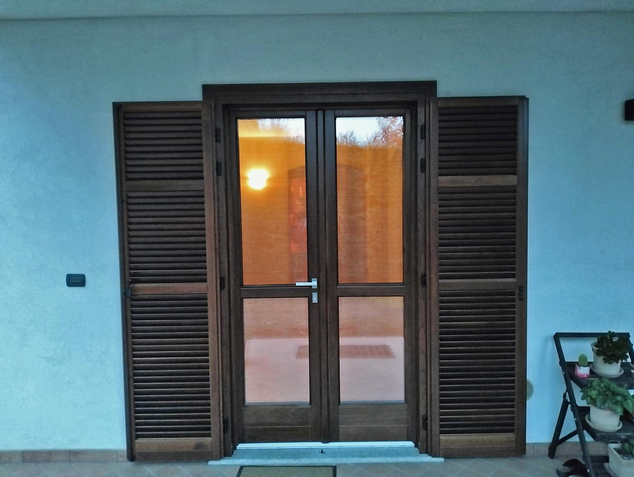 Foto di porta con persiane esterne realizzata dalla Living srl Living serramenti